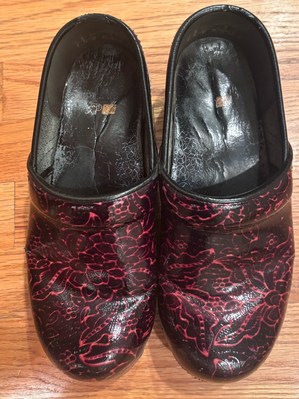 Dansko Go 2.0 Clogs Dark Red Black Floral Embossed Comfort Slip On Shoes Size 37